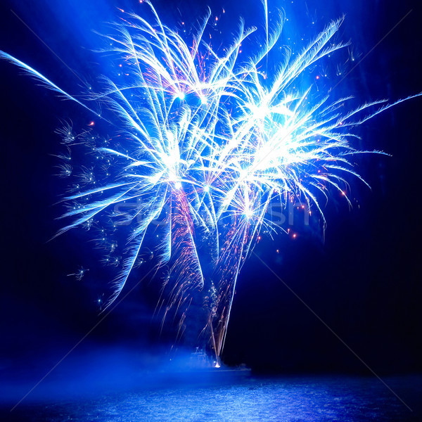 Colorat focuri de artificii negru cer apă fericit Imagine de stoc © vapi