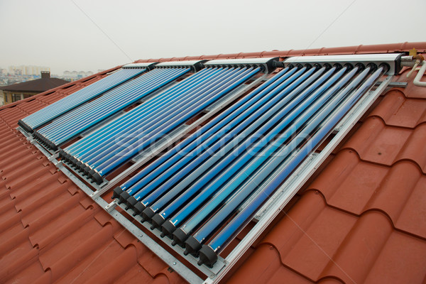 Vid solar apă încălzire roşu acoperiş Imagine de stoc © vapi