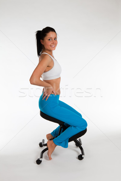 Femeie şedinţei ortopedic scaun vertical mâini Imagine de stoc © varlyte
