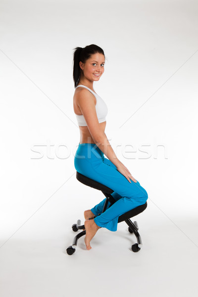 Kobieta posiedzenia ortopedyczny krzesło pionowy uśmiech Zdjęcia stock © varlyte