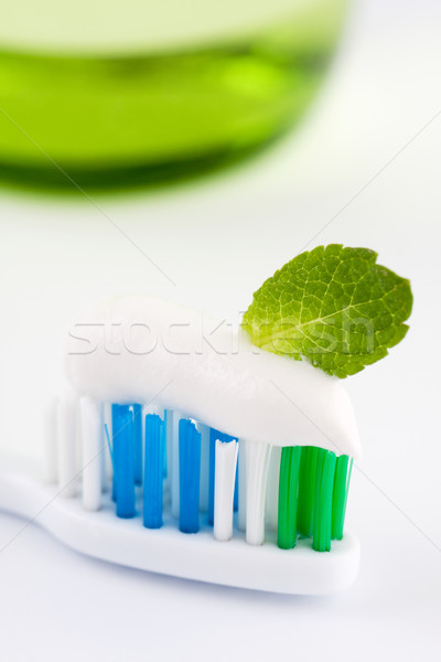 Frescos cepillo de dientes primer plano cabeza blanco pasta dentífrica Foto stock © veralub