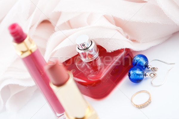 Parfum cosmétiques bouteille boucles d'oreilles mise au point sélective mode [[stock_photo]] © veralub