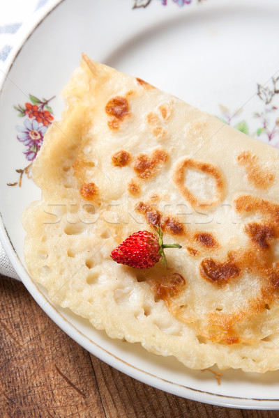 Vers gebakken gouden pannenkoek gevouwen plaat Stockfoto © veralub