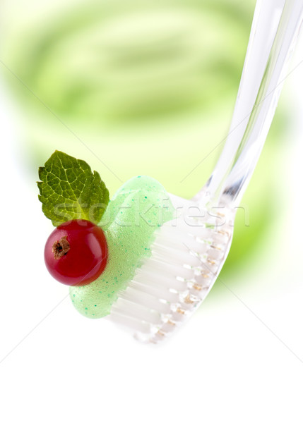 牙刷 新鮮 牙膏 紅色 漿果 綠葉 商業照片 © veralub