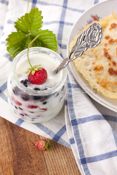 Creamy iaurt proaspăt fructe de padure servit sticlă Imagine de stoc © veralub