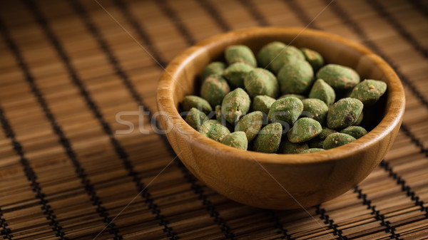 Wasabi Erdnüsse Holz Schüssel bedeckt Essen Stock foto © vertmedia