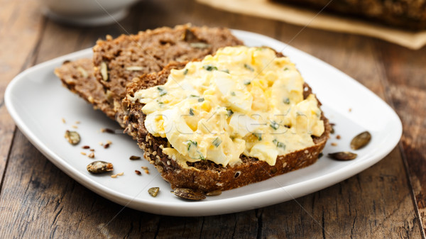 Uovo insalata pane fatto in casa semi di zucca colazione Foto d'archivio © vertmedia