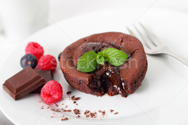 Foto stock: Pastel · de · chocolate · líquido · núcleo · frutas · dulces · postre