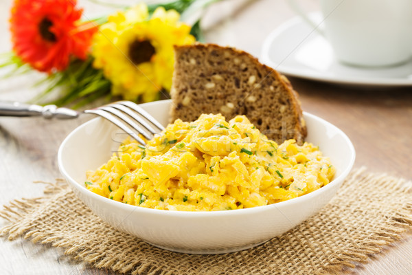 Huevos revueltos cebollino pan alimentos comer cocina Foto stock © vertmedia