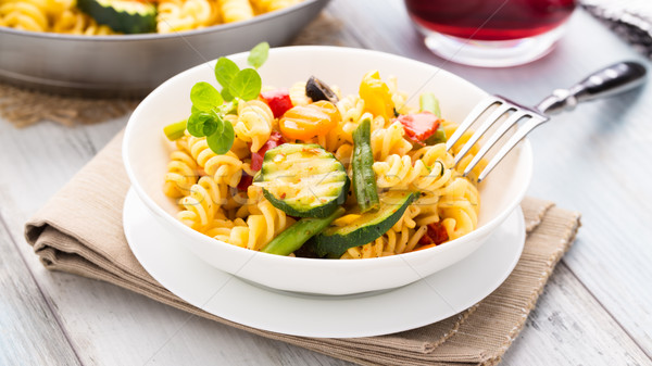 Foto stock: Pasta · mixto · a · la · parrilla · hortalizas · pequeño · tazón