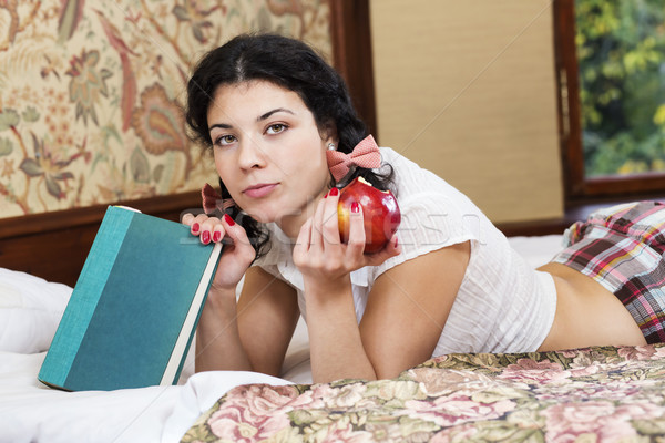Nő tart alma néz kérdéses csinos nő Stock fotó © vetdoctor