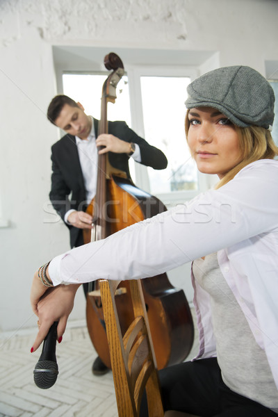 Kobieta wstecz krzesło gracz piękna kobieta muzyki Zdjęcia stock © vetdoctor