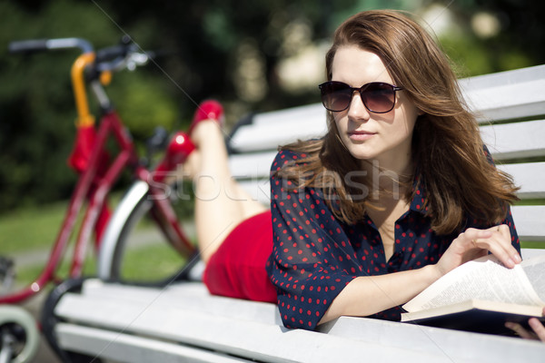 [[stock_photo]]: Femme · banc · quelque · chose · jeune · femme · rue · modèle