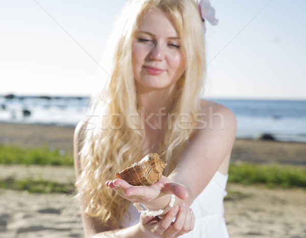 Mujer vestido mirando marrón almeja vestido blanco Foto stock © vetdoctor