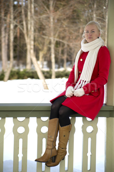 Kobieta czerwony płaszcz siedzieć granica taras Zdjęcia stock © vetdoctor