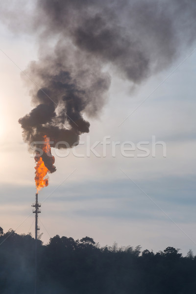 Olaj torony olajfinomító füst boglya szennyezés Stock fotó © vichie81