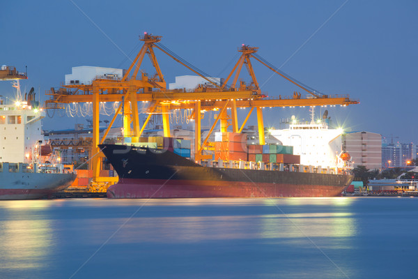контейнера груза судно рабочих крана моста Сток-фото © vichie81