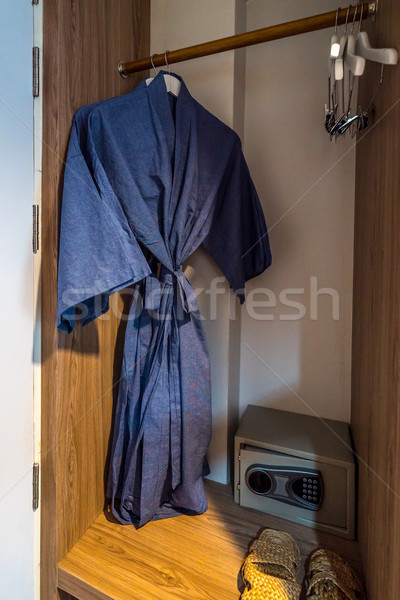 Halat de baie albastru corp uşă fundal cameră Imagine de stoc © vichie81