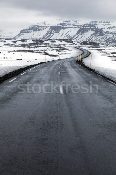Hiver paysage route sur neige montagne Photo stock © vichie81
