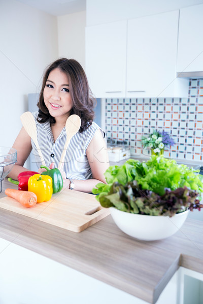Nő áll konyhapult portré gyönyörű nyugodt Stock fotó © vichie81