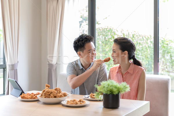 Foto stock: Casais · alimentação · juntos · jovem · asiático · frango · assado