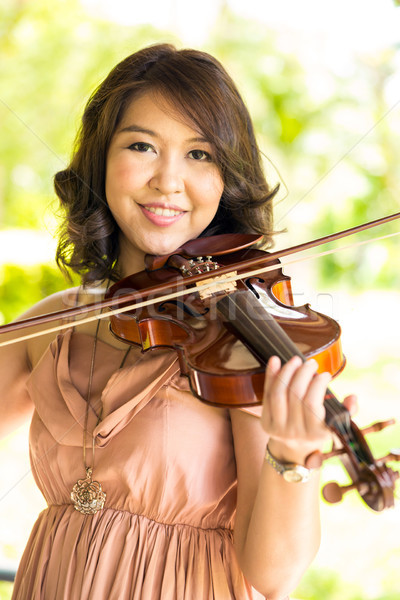 Violonist doamnă joc vioară grădină Imagine de stoc © vichie81