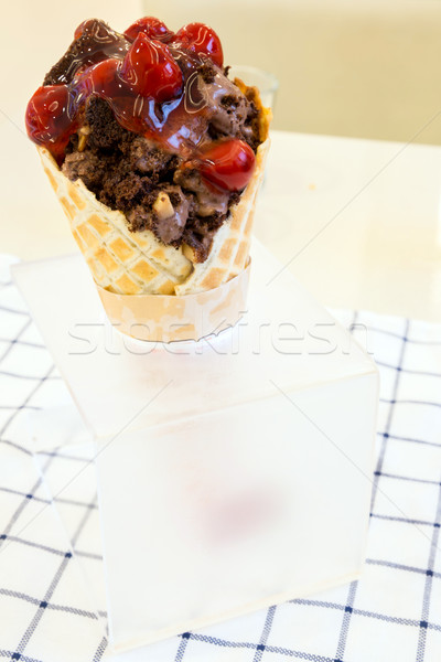 Fagylalt waffle kúp sundae étel gyümölcs Stock fotó © vichie81