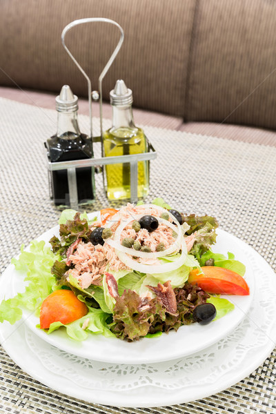 Salata de ton legume proaspete preparate din bucataria mediteraneana restaurant verde cină Imagine de stoc © vichie81