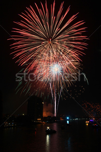 Focuri de artificii mare frumos râu Bangkok Imagine de stoc © vichie81