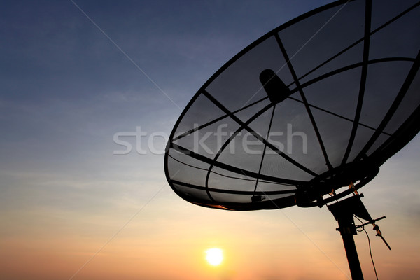 Kommunikáció parabolaantenna fekete antenna naplemente égbolt Stock fotó © vichie81