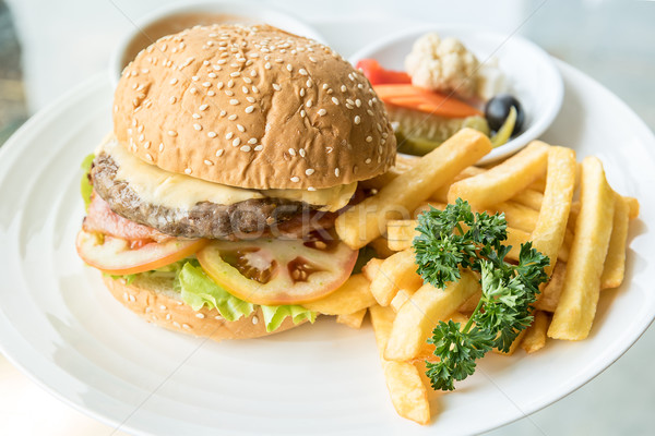 Carne de vacuno hamburguesa verduras frescas queso grasa sándwich Foto stock © vichie81