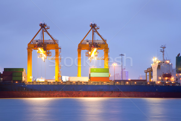 Teherhajó kikötő alkonyat konténer teher hajó Stock fotó © vichie81