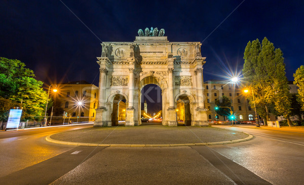 Foto stock: Vitória · arco · Munique · crepúsculo · tráfego · em · torno · de