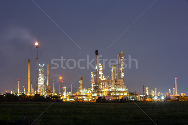 Refinería de petróleo fábrica planta anochecer noche industria Foto stock © vichie81