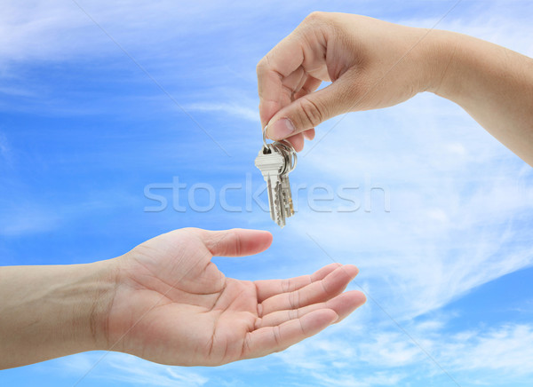 Man ingesteld sleutels huis blauwe hemel business Stockfoto © vichie81