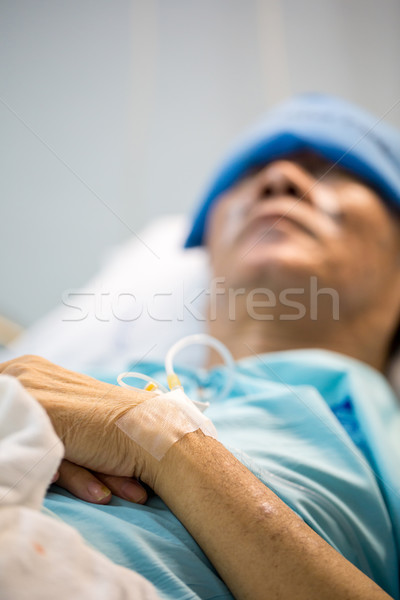 Pacient dormit matur senior om pat de spital Imagine de stoc © vichie81