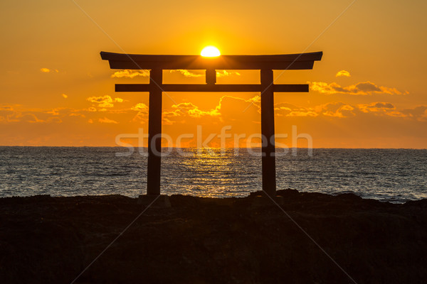 Japan japanisch Schrein Tor sunrise Meer Stock foto © vichie81
