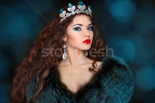 Femeie frumoasa parul lung haina imblanita bijuterii frumuseţe modă Imagine de stoc © Victoria_Andreas