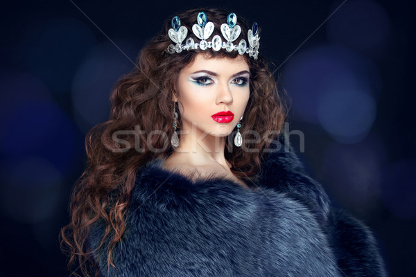 Belle brunette femme manteau de fourrure bijoux mode Photo stock © Victoria_Andreas