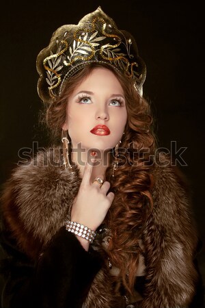 Mode élégante fille luxe manteau de fourrure lèvres rouges Photo stock © Victoria_Andreas