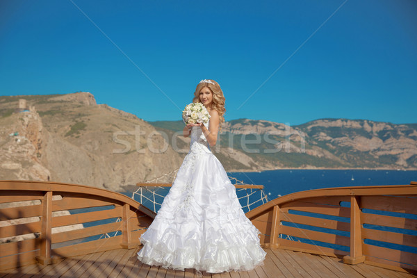 Mooie glimlachend bruid trouwjurk boeket bloemen Stockfoto © Victoria_Andreas