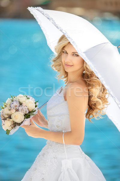 Elegant mireasă în aer liber nuntă portret frumos Imagine de stoc © Victoria_Andreas