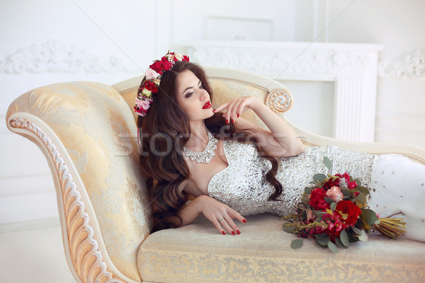 Schonen Brunette Braut Hochzeit Portrat Roten Lippen Stock Foto C Victoria Andreas Stockfresh