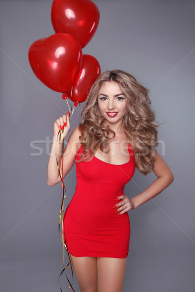 Foto stock: Dia · dos · namorados · mulher · vestido · vermelho · balões · amor