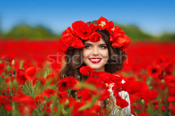 Frumos fericit zâmbitor teen fata portret flori rosii Imagine de stoc © Victoria_Andreas