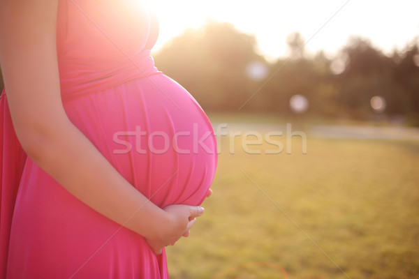 Cute schwanger Bauch Sonnenuntergang außerhalb Stock foto © Victoria_Andreas