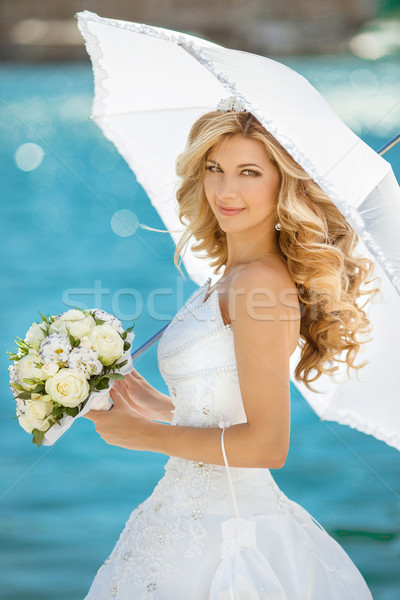 Foto stock: Belo · sorridente · noiva · menina · vestido · de · noiva · branco