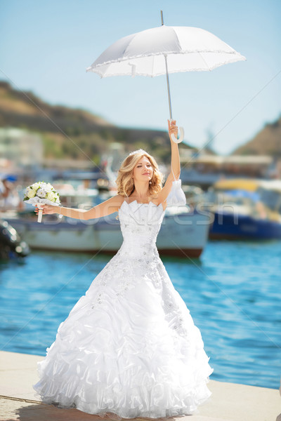 Frumos mireasă rochie de mireasa alb umbrelă prezinta Imagine de stoc © Victoria_Andreas