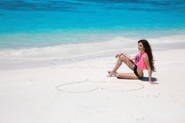 Foto stock: Despreocupado · modelo · de · biquíni · menina · coração · areia · relaxante