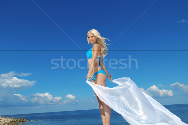 Piękna młoda kobieta biały tkanka Zdjęcia stock © Victoria_Andreas